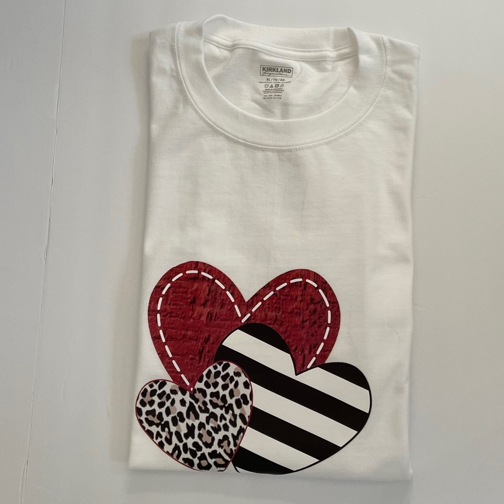 White T-shirt w/ heart design (XL)